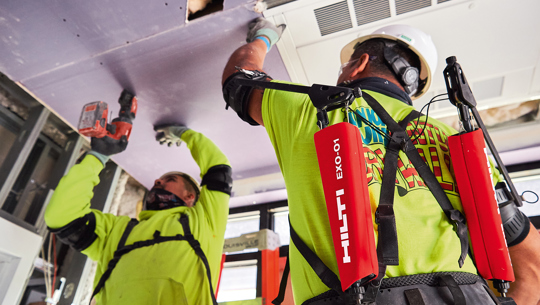 Plafond- en wandmonteurs hebben het passive exoskelet, de Exo-01 van Hilti, ontdekt.